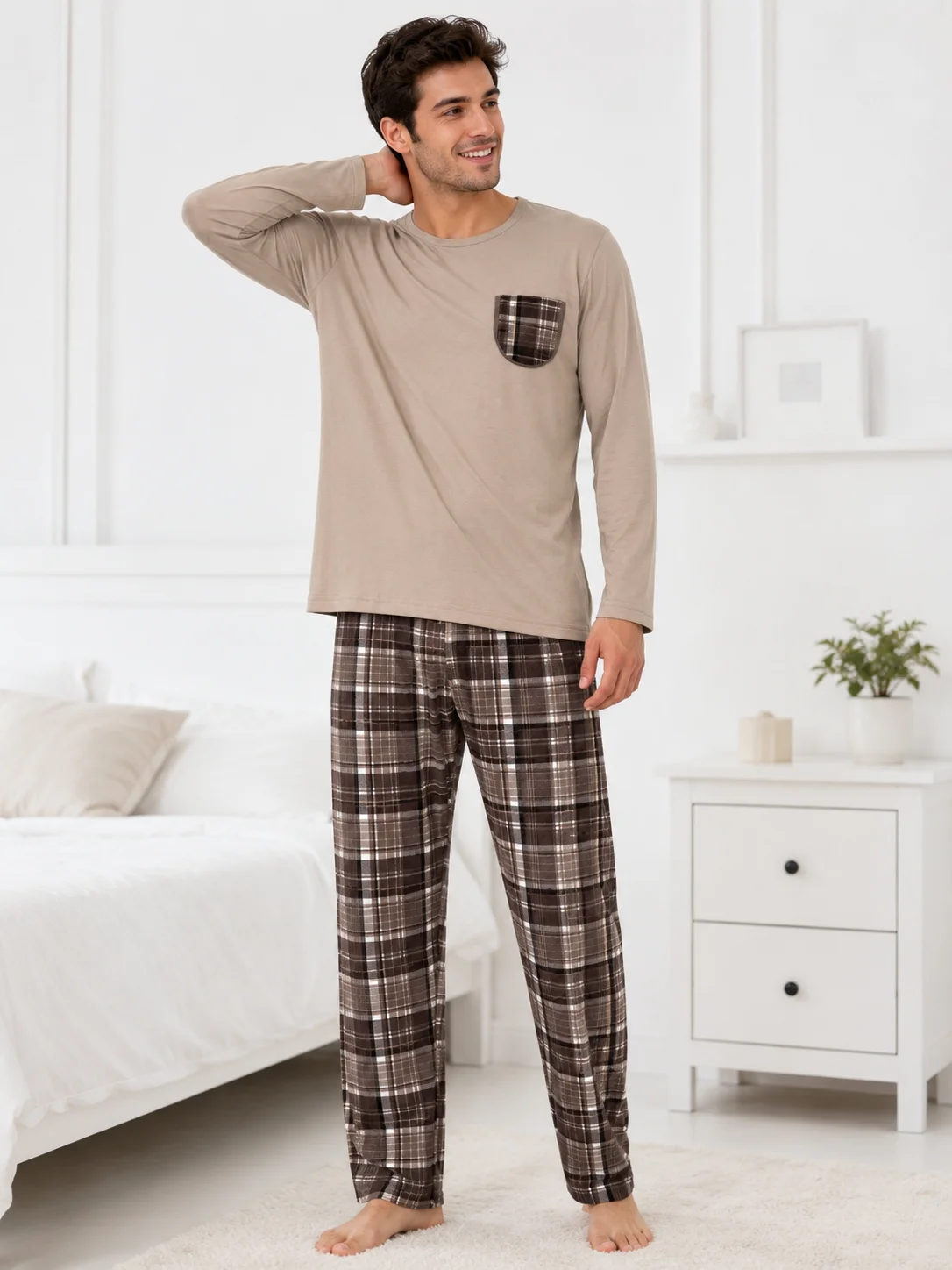 Pijama Bărbați Călduroasă și Confortabilă, Bluză Bej cu Buzunar și Pantalon Carouri Maro/Negru — imagine 4
