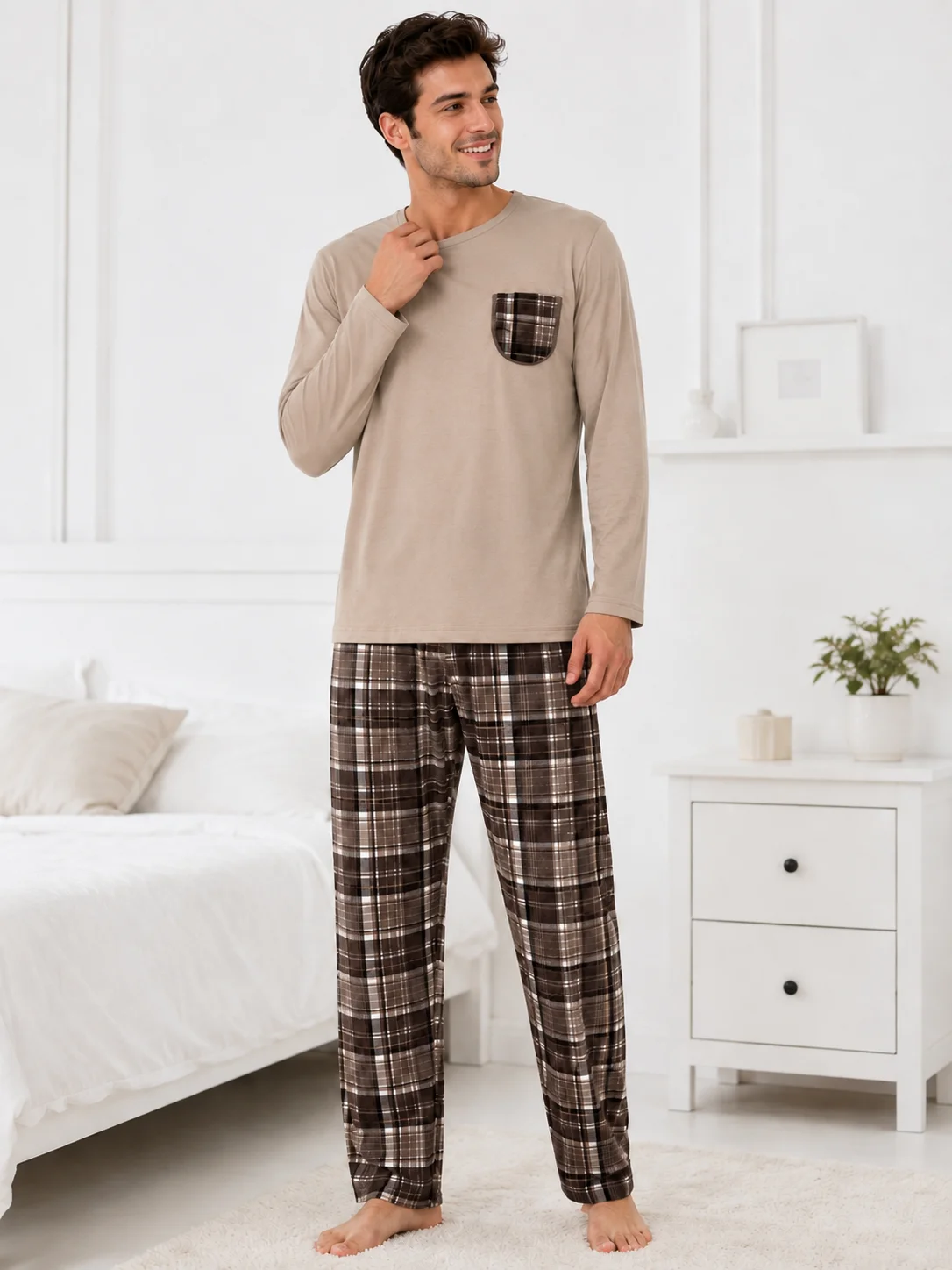 Pijama Bărbați Călduroasă și Confortabilă, Bluză Bej cu Buzunar și Pantalon Carouri Maro/Negru — imagine 3