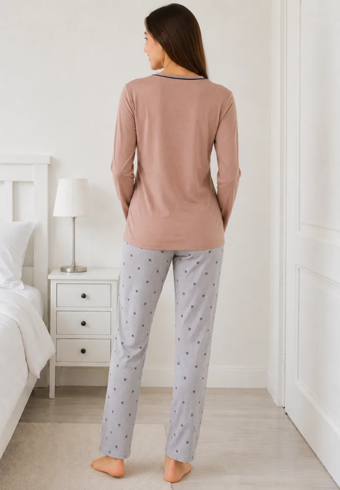 Pijama dama Moca/Gri, bluza cu maneca lunga, guler V si fundita, pantaloni lungi cu imprimeu fundite