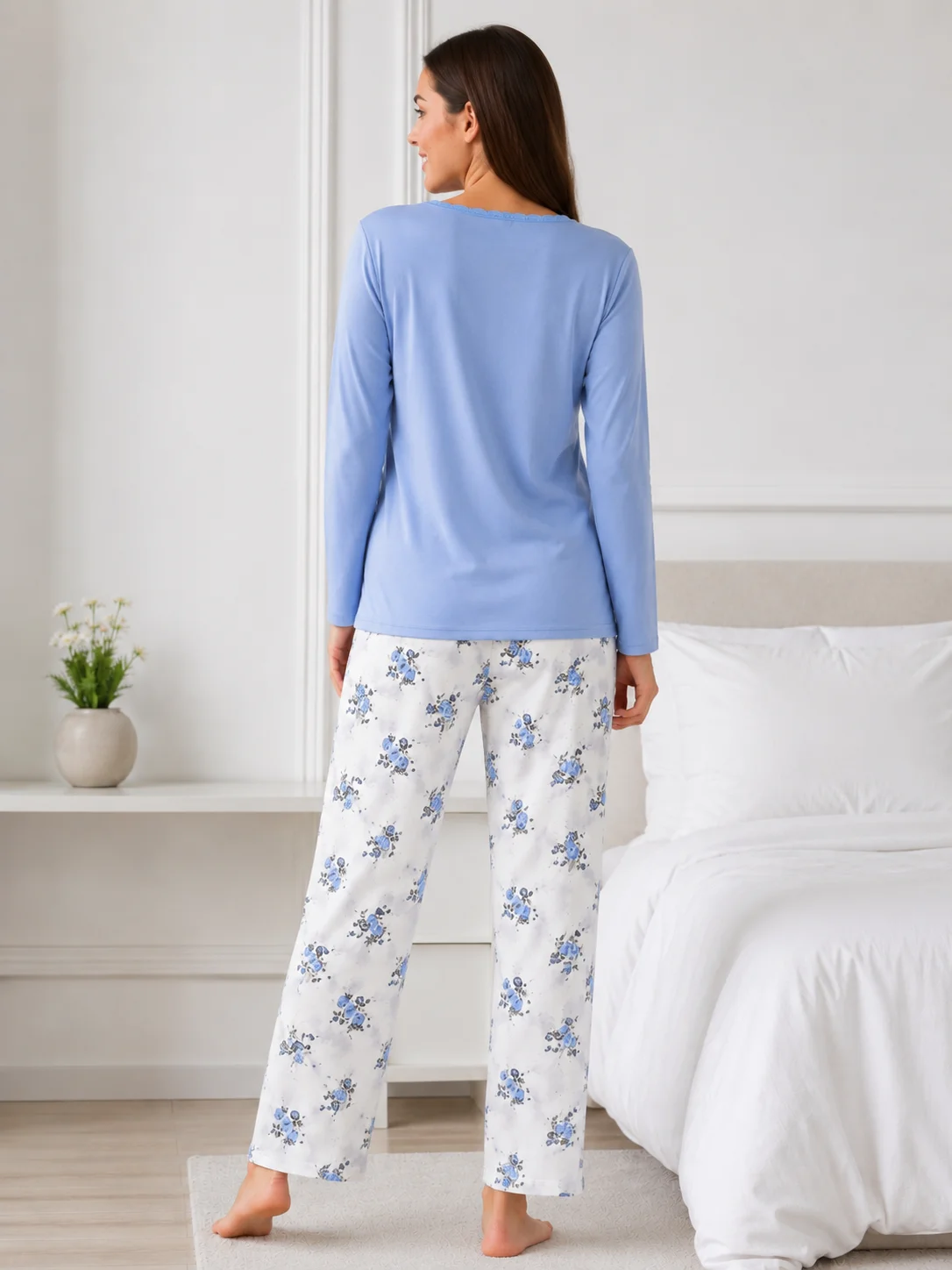 Pijama dama bumbac , bluza cu dantela la decolteu si pantalon alb cu imprimeu floral,albastru