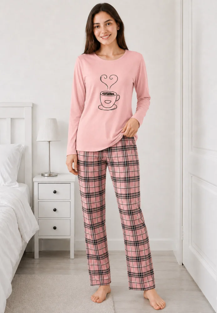 Pijama dama Roz Pudra, bluza cu maneca lunga si imprimeu ceasca de cafea, pantaloni lungi carouri
