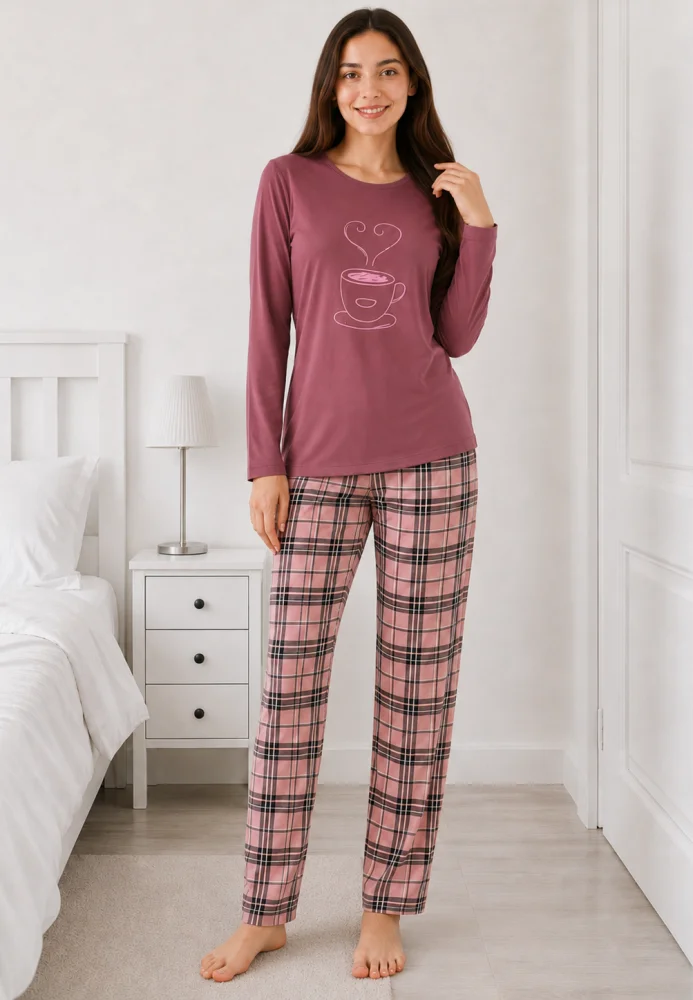 Pijama dama Visiniu, bluza cu maneca lunga si imprimeu ceasca de cafea, pantaloni lungi carouri