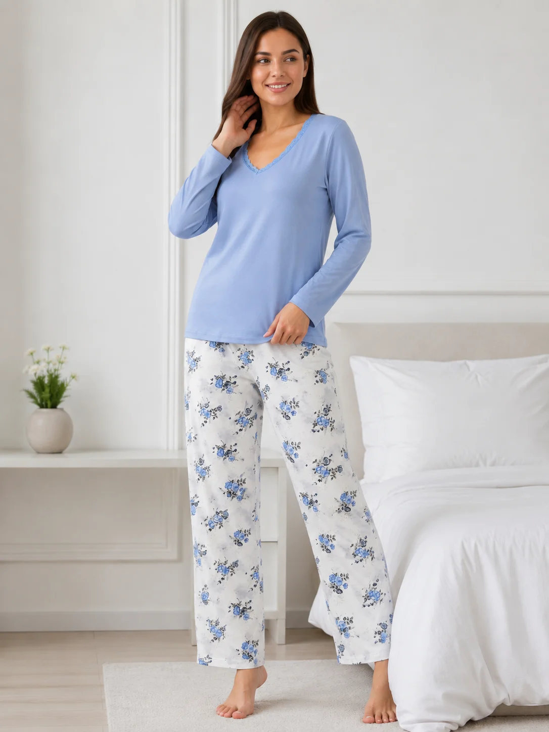 Pijama dama bumbac , bluza cu dantela la decolteu si pantalon alb cu imprimeu floral,albastru