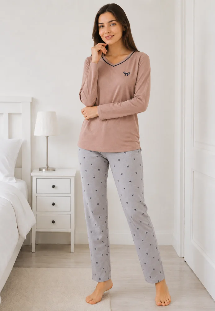 Pijama dama Moca/Gri, bluza cu maneca lunga, guler V si fundita, pantaloni lungi cu imprimeu fundite