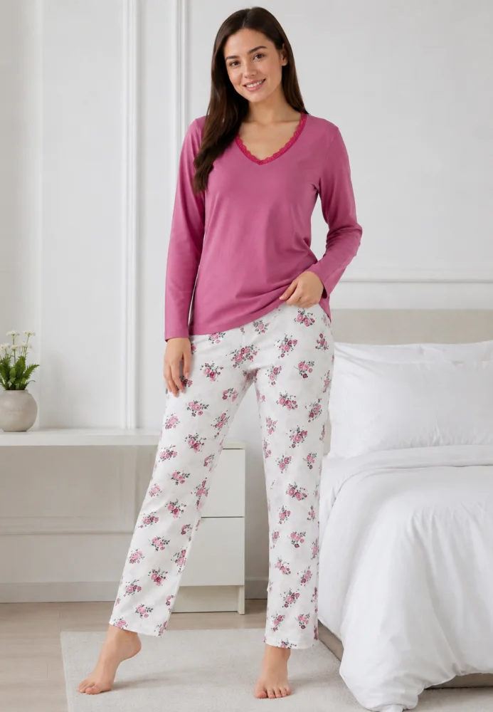 Pijama dama eleganta , bluza cu dantela la decolteu si pantalon alb cu imprimeu floral