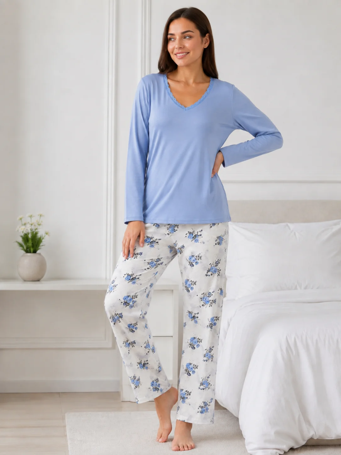 Pijama dama bumbac , bluza cu dantela la decolteu si pantalon alb cu imprimeu floral,albastru