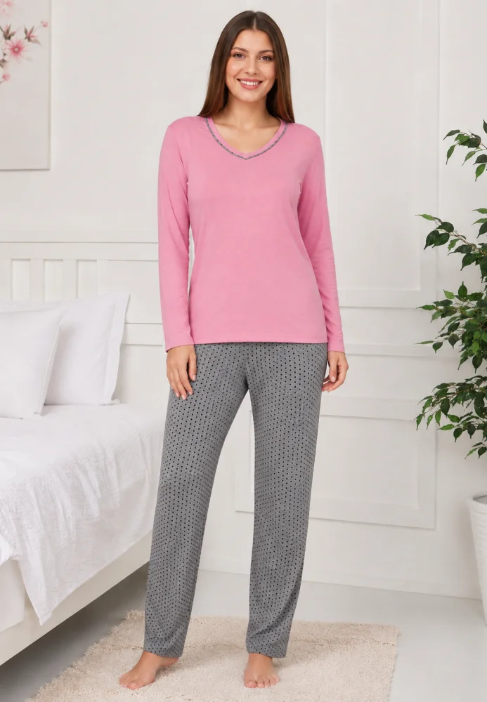 Pijama dama confortabila din bumbac,roz, cu maneca lunga si decolteu fin, pantalon lung gri cu imprimeu discret