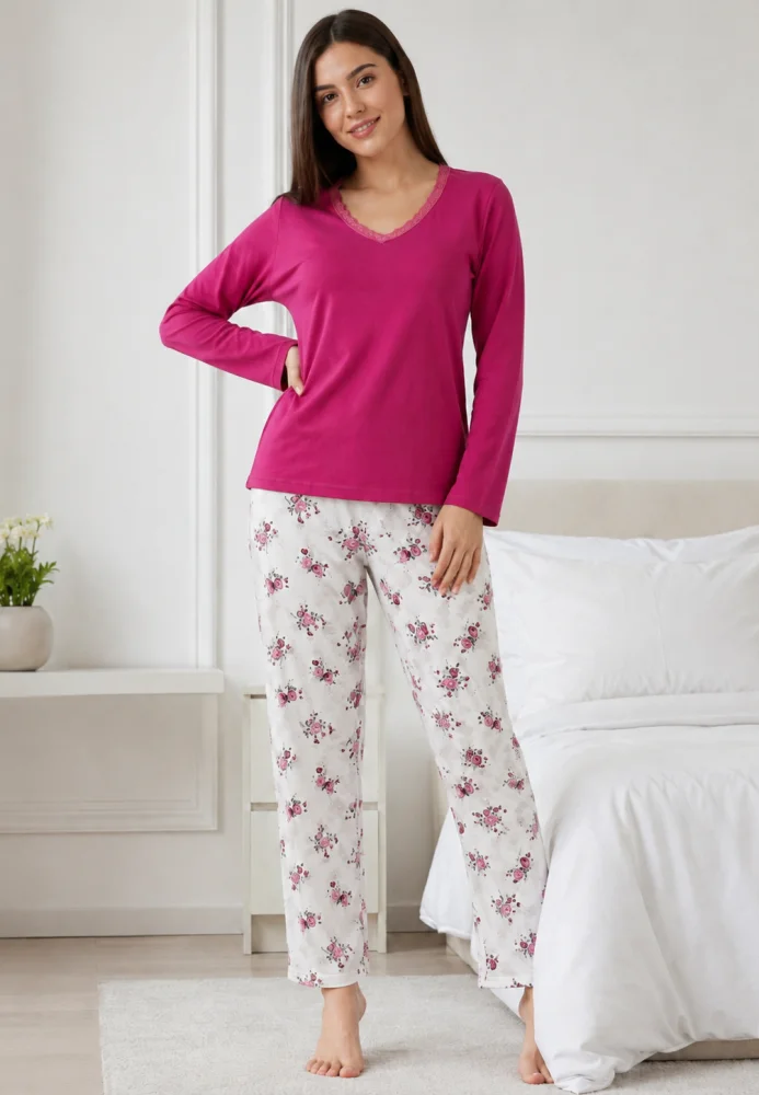 Pijama dama eleganta 2 piese, bluza magenta cu dantela la decolteu si pantalon alb cu imprimeu floral