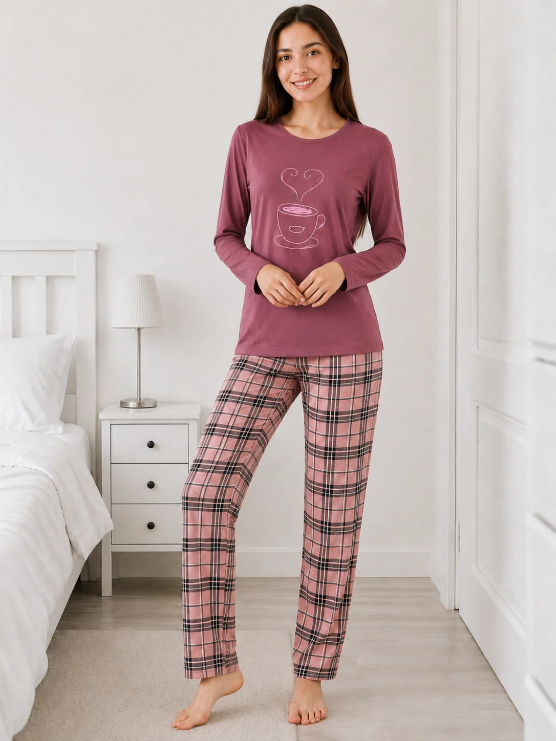 Pijama dama Visiniu, bluza cu maneca lunga si imprimeu ceasca de cafea, pantaloni lungi carouri — imagine 3