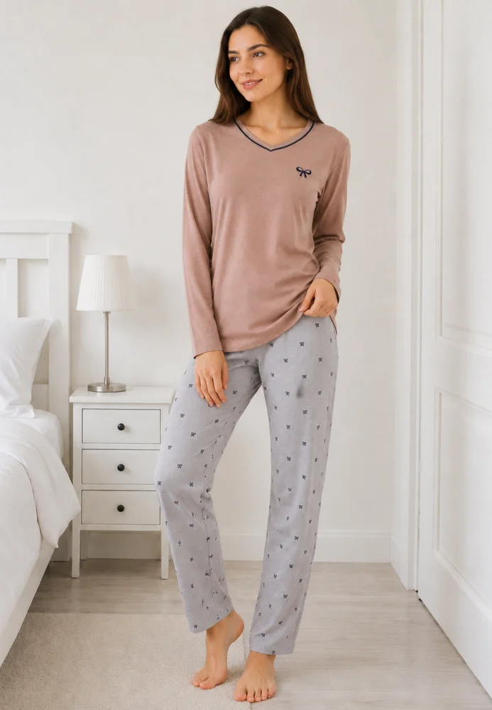Pijama dama Moca/Gri, bluza cu maneca lunga, guler V si fundita, pantaloni lungi cu imprimeu fundite