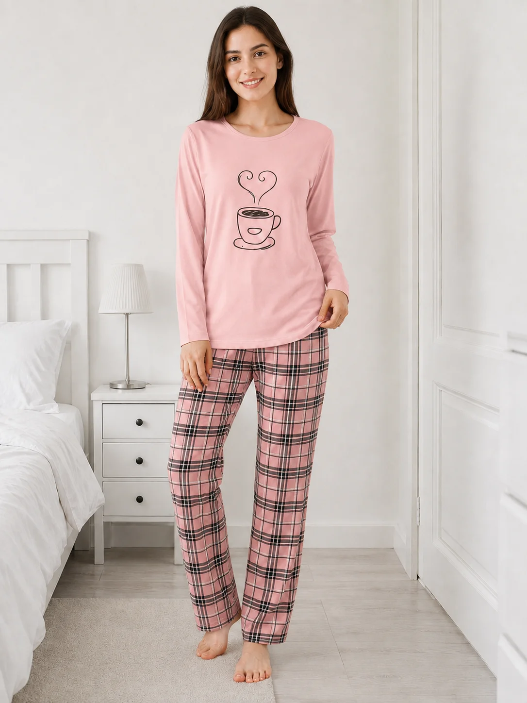 Pijama dama Roz Pudra, bluza cu maneca lunga si imprimeu ceasca de cafea, pantaloni lungi carouri