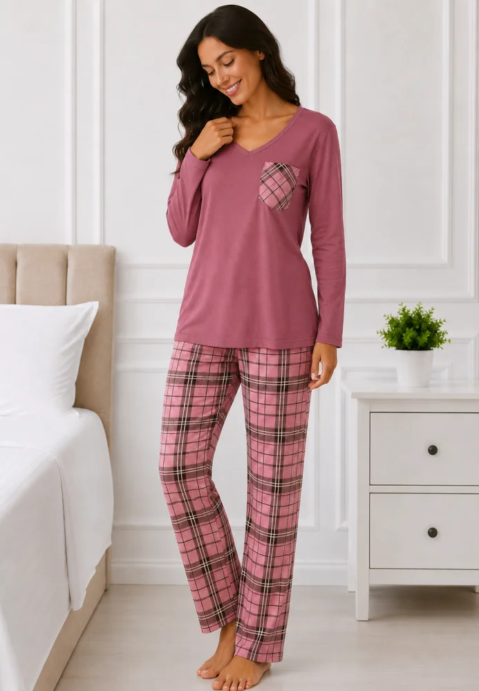 Pijama damă cu bluză mov , mânecă lungă și pantaloni în carouri roz