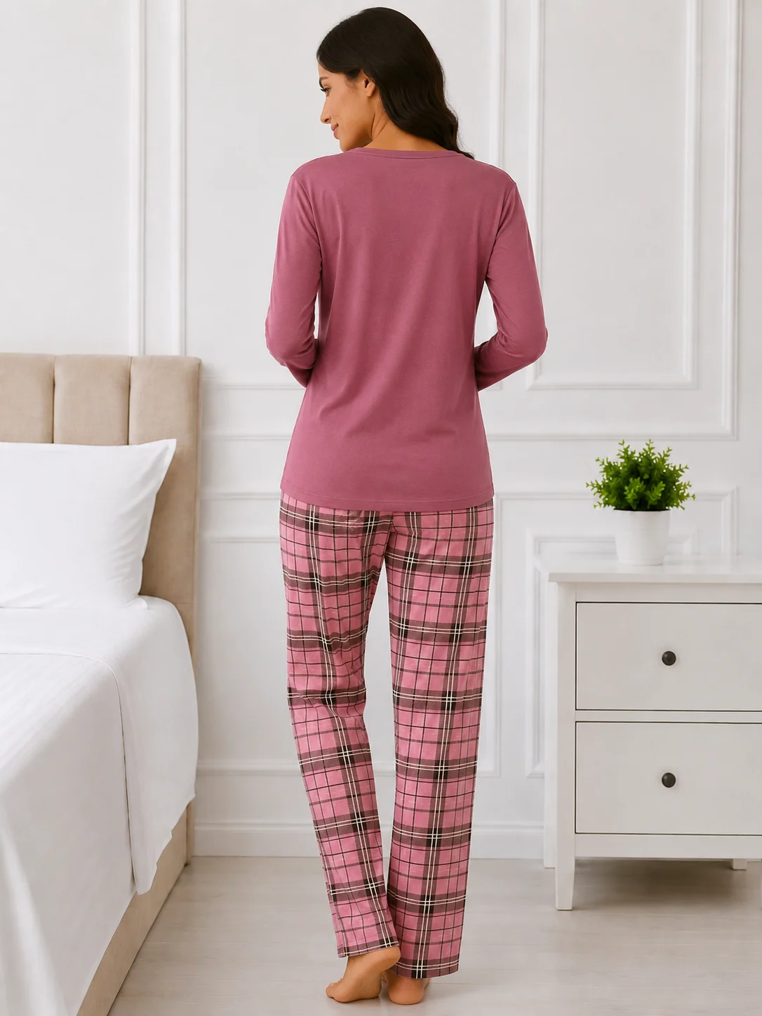 Pijama damă cu bluză mov , mânecă lungă și pantaloni în carouri roz