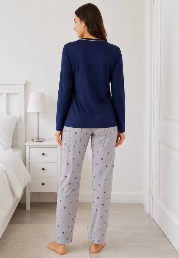 Pijama dama Bleumarin/Gri, bluza cu maneca lunga, guler V si fundita, pantaloni lungi cu imprimeu fundite