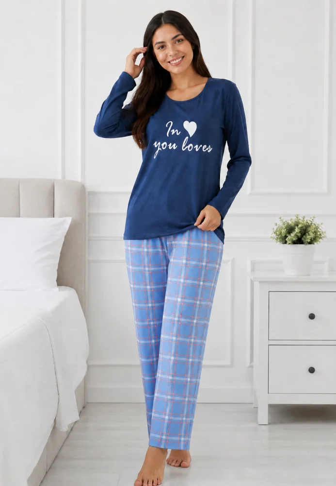 Pijama de dama din 2 piese, bluza cu maneca lunga si mesaj text, pantaloni lungi in carouri — imagine 3