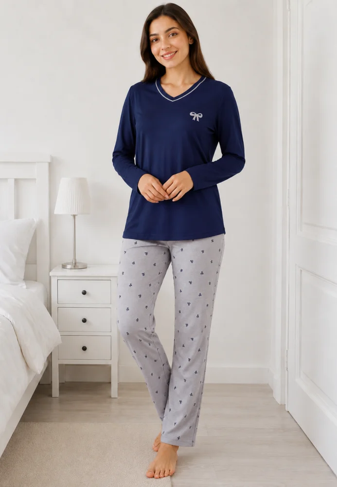 Pijama dama Bleumarin/Gri, bluza cu maneca lunga, guler V si fundita, pantaloni lungi cu imprimeu fundite