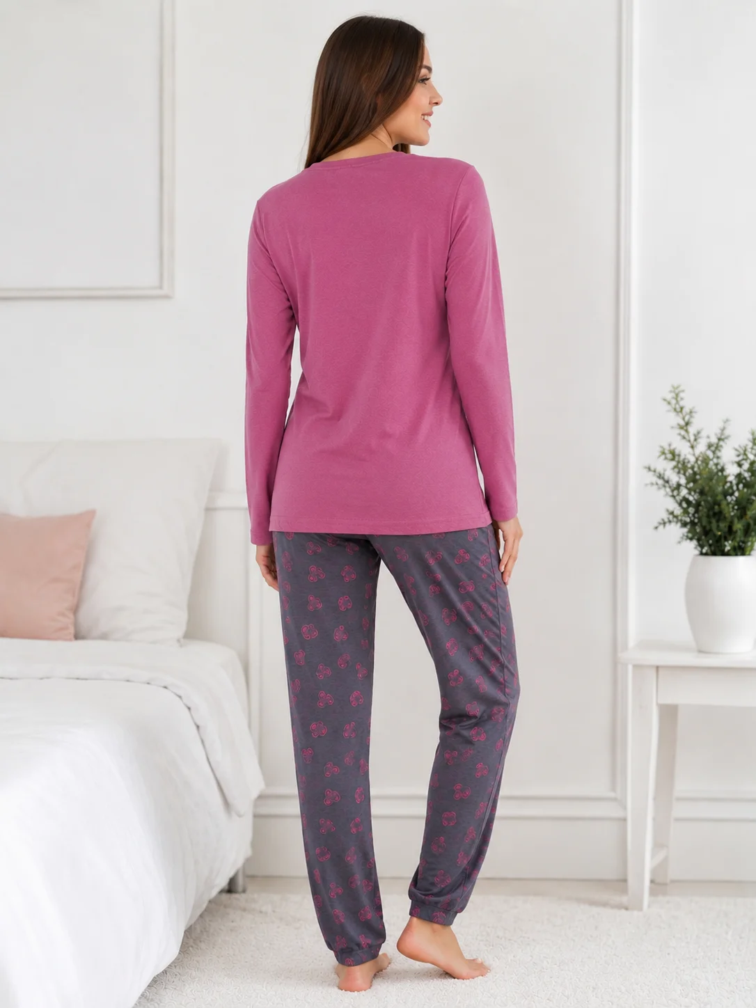 Pijama de Damă cu Mânecă Lungă – Bluză Roz Prună/Lila cu Dantelă și Pantaloni Gri Imprimați
