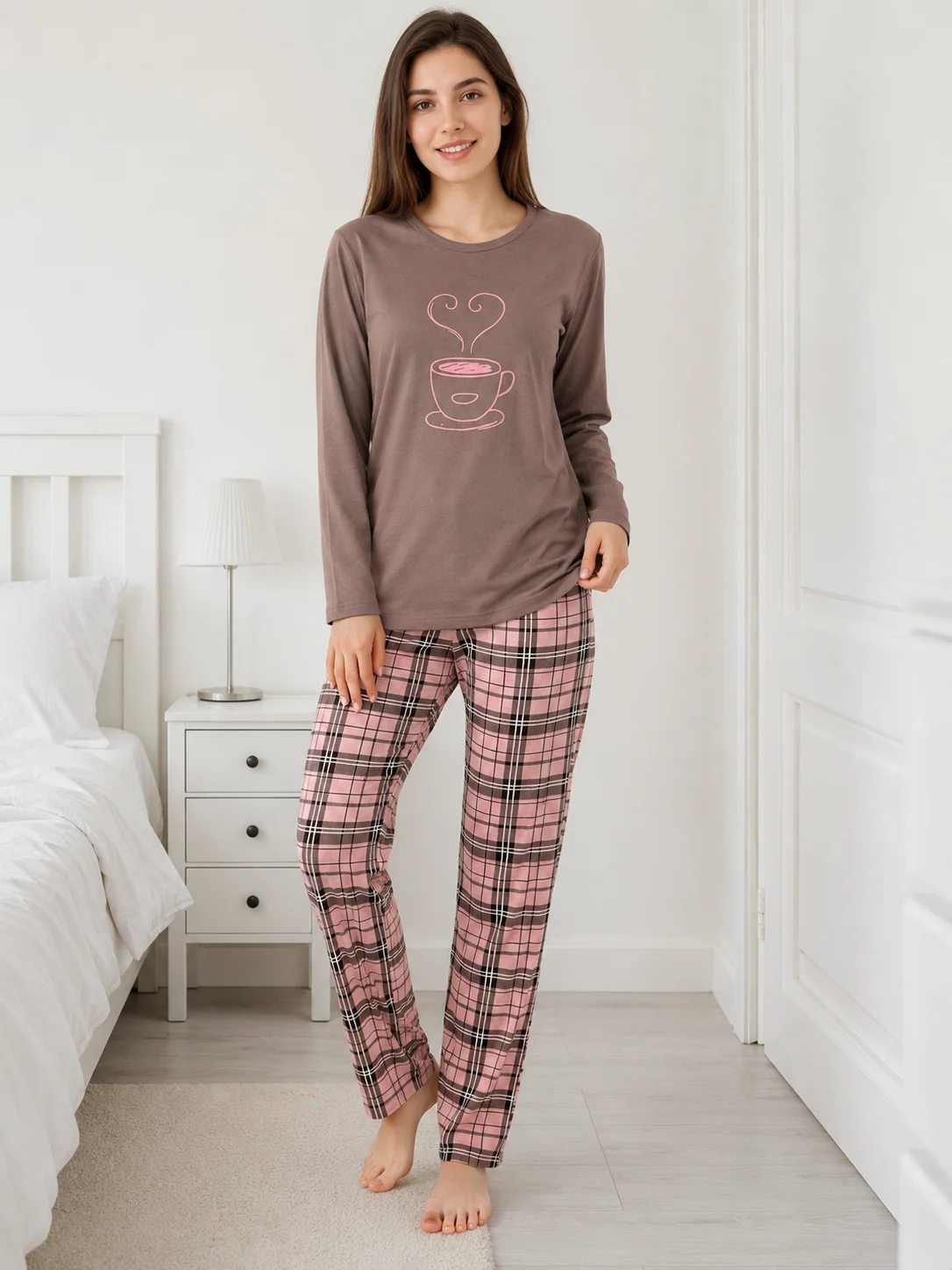 Pijama dama Maro/Moca, bluza cu maneca lunga si imprimeu ceasca de cafea, pantaloni lungi carouri