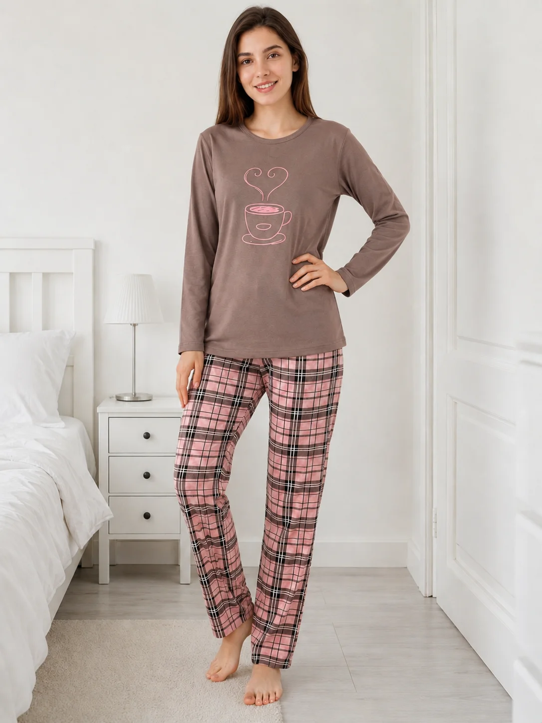 Pijama dama Maro/Moca, bluza cu maneca lunga si imprimeu ceasca de cafea, pantaloni lungi carouri
