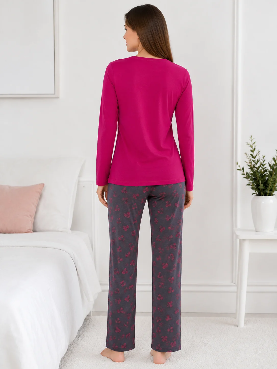 Pijama de Damă cu Mânecă Lungă – Bluză Fucsia cu Dantelă și Pantaloni Gri cu Imprimeu