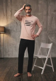 Pijama barbati, bluza bej si pantaloni negri,impreimeu text