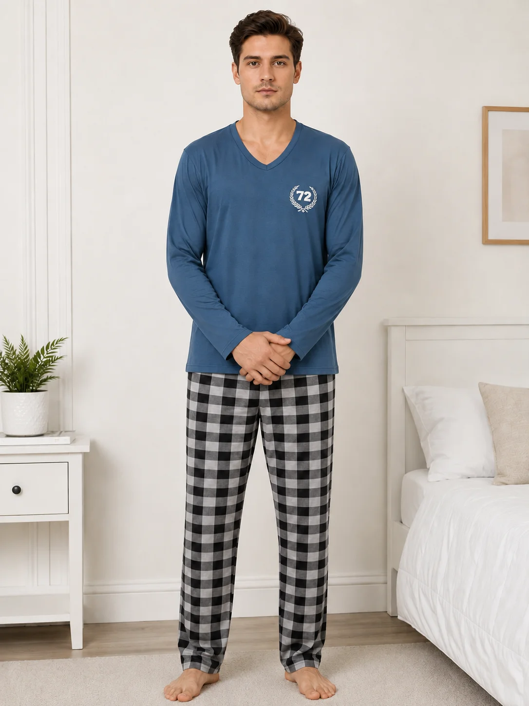 Pijama bărbați, Bluză albastrucu gât în V și imprimeu "72", Pantalon lung în carouri gri și negre — imagine 1