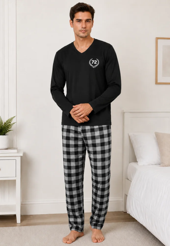 Pijama bărbați, Bluză neagră cu gât în V și imprimeu "72", Pantalon lung în carouri gri și negre — imagine 3