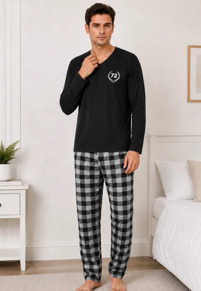 Pijama bărbați, Bluză neagră cu gât în V și imprimeu "72", Pantalon lung în carouri gri și negre — imagine 1