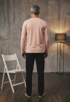 Pijama barbati, bluza bej si pantaloni negri,impreimeu text
