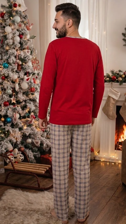Pijama bărbătească de Crăciun, roșie, cu imprimeu Ho Ho Ho și pantaloni în carouri — imagine 2