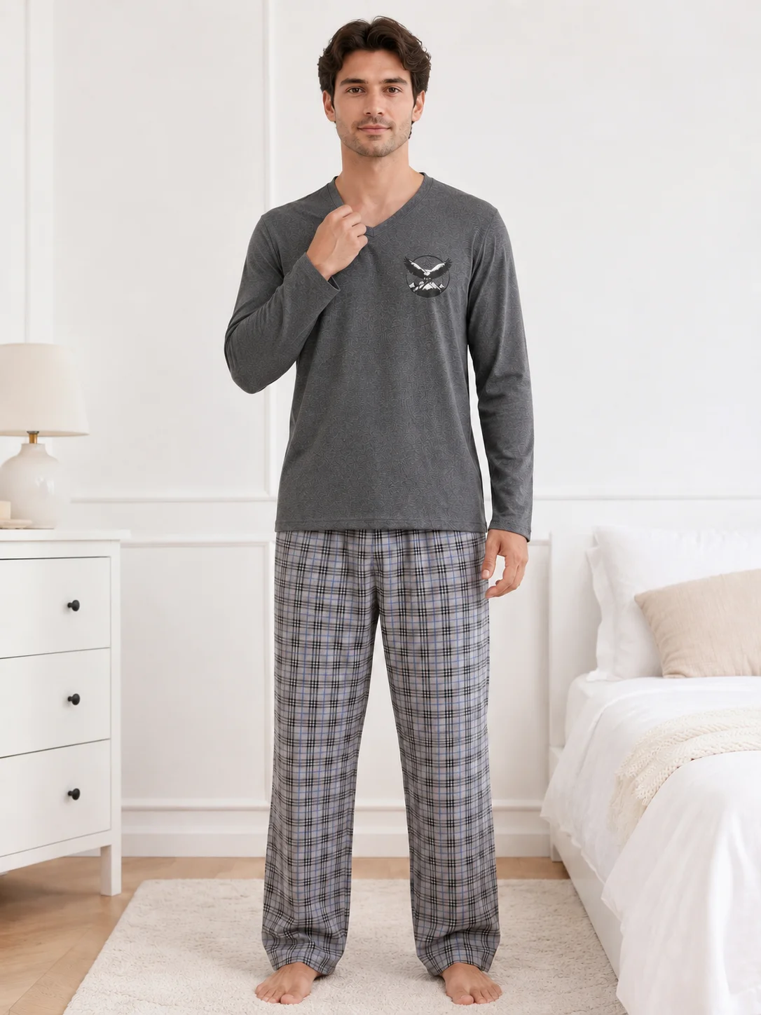 Pijama bărbați, Bluză cu mânecă lungă și decolteu în V cu imprimeu piept, Pantalon lung în carouri, — imagine 3