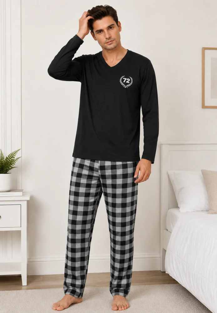 Pijama bărbați, Bluză neagră cu gât în V și imprimeu "72", Pantalon lung în carouri gri și negre — imagine 4